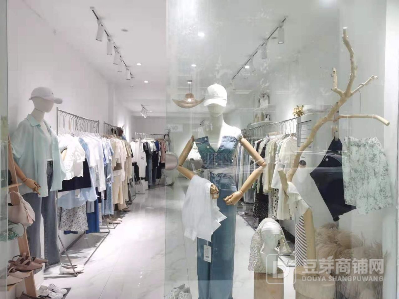 星沙大众传媒金海岸学生公寓服装店转让