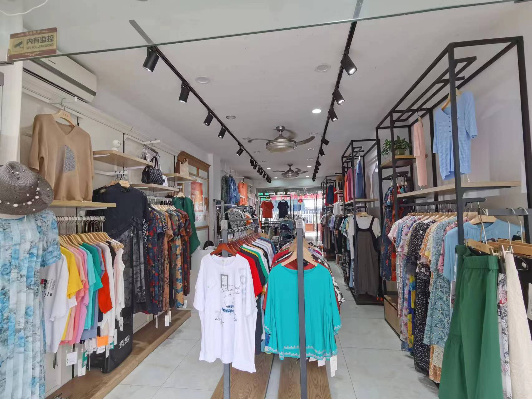 开福区临街门面好地段服装店转让（很适合做童装）